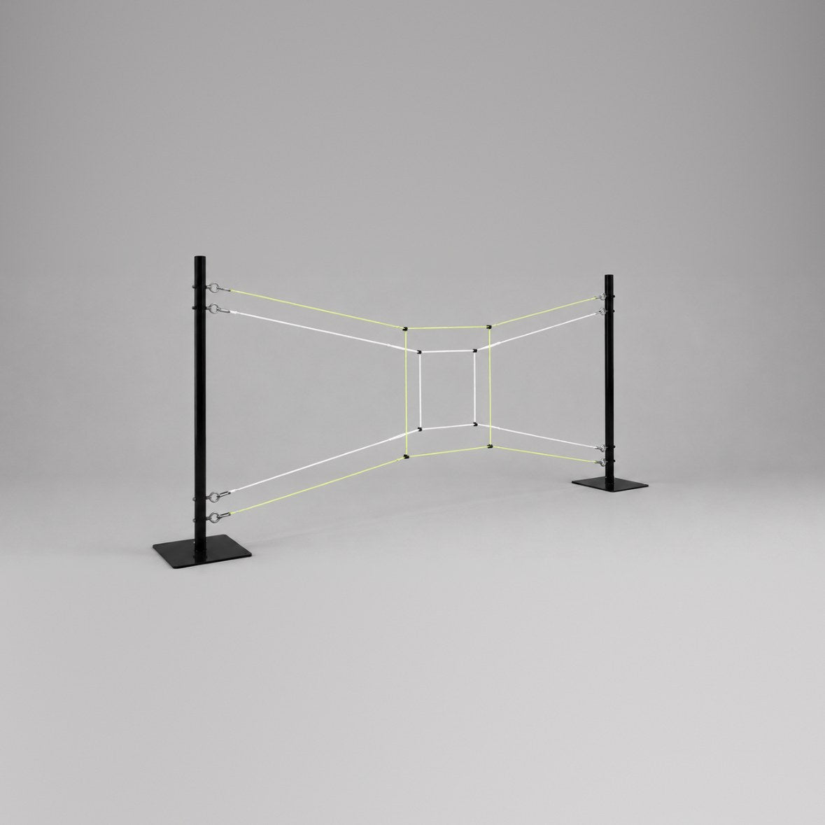 The two-pole string target seen from an angle, with a white inner rectangle inside a yellow outer rectangle