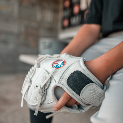 Valle Eagle 8S infield training glove, close-up of a player's hands securing the ball in the glove