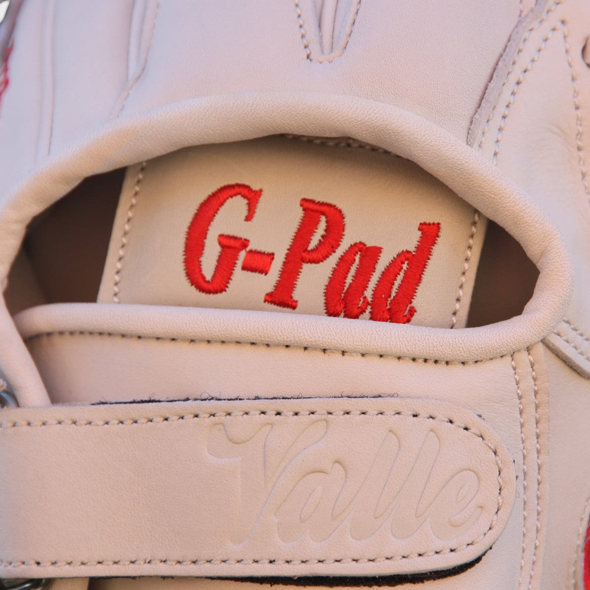 Valle Eagle G-Pad leather glove pad, angle view